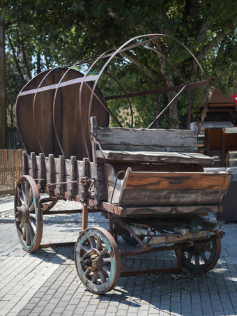 古董木马车与轮子和金属结构古董木马车与轮子和金属结构