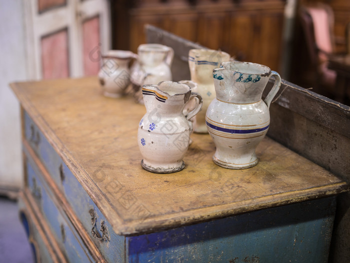 装饰手工制作的瓷花瓶前古董木家具装饰手工制作的瓷花瓶前古董木家具