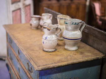 装饰手工制作的瓷花瓶前古董木家具装饰手工制作的瓷花瓶前古董木家具