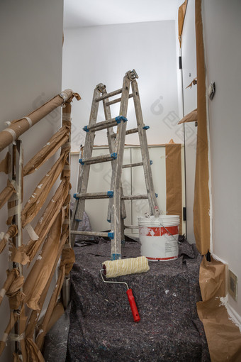 楼梯和工具为绘画和地板上覆盖与保护护板楼梯和工具为绘画和地板上覆盖与保护护板