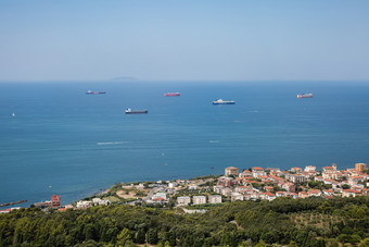空中视图空货物船只附近的海岸与平静海洋空中视图空货物船只附近的海岸与平静海洋