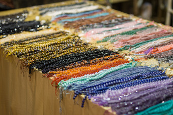 堆项链与彩色珠子显示表格堆项链与彩色珠子显示表格