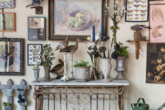 古董花瓶塞鸟装饰和烛台大理石架子上古董花瓶塞鸟装饰和烛台大理石架子上