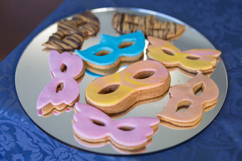 狂欢节面具饼干覆盖与彩色糖衣狂欢节面具饼干覆盖与彩色糖衣