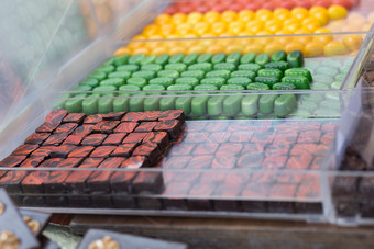 色彩斑斓的巧克力内部的参展商糕点商店色彩斑斓的巧克力内部的参展商糕点商店