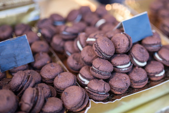 脆皮巧克力饼干填满与可可和香草显示托盘脆皮巧克力饼干填满与可可和香草显示托盘