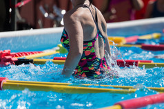 女人做水有氧运动户外游泳池