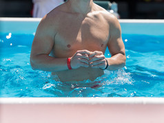 男人。做水有氧运动户外游泳池男人。做水有氧运动户外游泳池