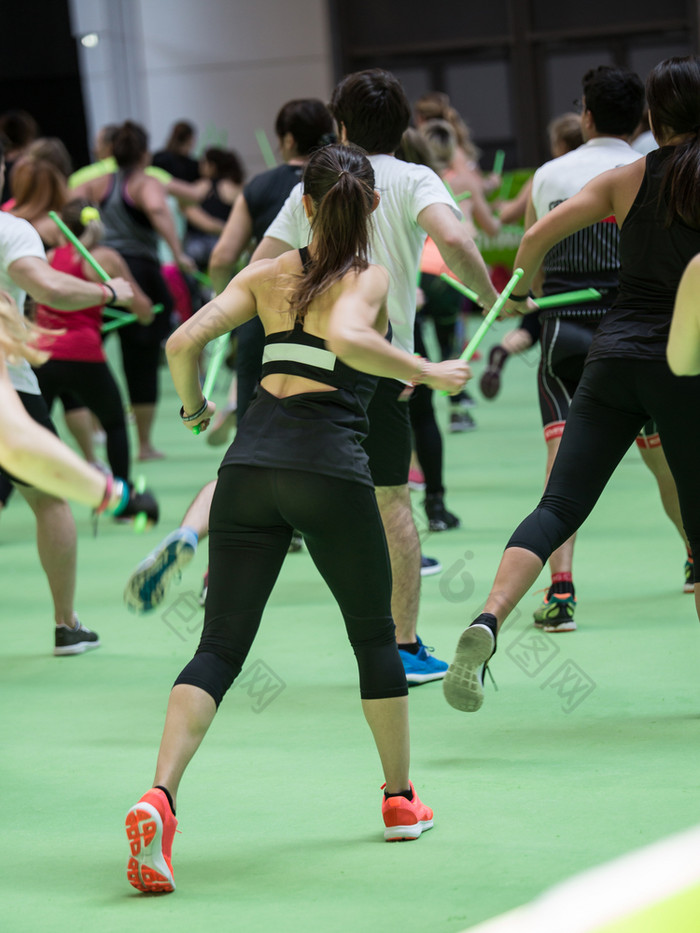 健身锻炼健身房练习与音乐和绿色鼓坚持健身锻炼健身房练习与音乐和绿色鼓坚持