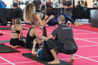 夫妇练习瑜伽和健身女孩平衡位置<strong>合作伙伴</strong>rsquo腿夫妇练习瑜伽和健身女孩平衡位置<strong>合作伙伴</strong>rsquo腿