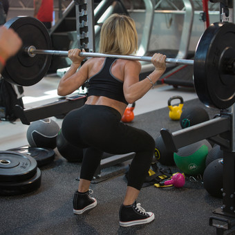 健身锻炼<strong>健身房</strong>女人做练习户外类与<strong>杠铃</strong>和权重健身锻炼<strong>健身房</strong>女人做练习户外类与<strong>杠铃</strong>和权重