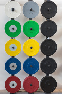 铁重量盘子各种各样的颜色为健身房杠铃铁重量盘子各种各样的颜色为健身房杠铃