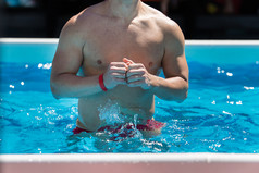 男人。做水有氧运动户外游泳池男人。做水有氧运动户外游泳池