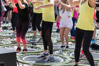 迷你篮板手<strong>锻炼</strong>女孩做健身<strong>锻炼</strong>类健身房与音乐和老师阶段迷你篮板手<strong>锻炼</strong>女孩做健身<strong>锻炼</strong>类健身房与音乐和老师阶段