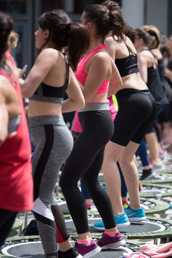 迷你篮板手锻炼女孩做<strong>健身</strong>锻炼类<strong>健身</strong>房与音乐和老师阶段迷你篮板手锻炼女孩做<strong>健身</strong>锻炼类<strong>健身</strong>房与音乐和老师阶段