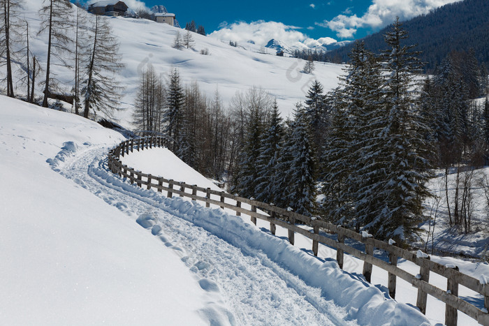 木栅栏和白雪覆盖的冷杉雪山全景木栅栏和白雪覆盖的冷杉雪山全景