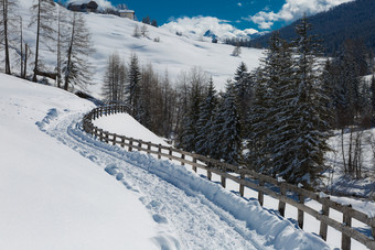 木栅栏和白雪覆盖的冷杉雪山全景木栅栏和白雪覆盖的冷杉雪山全景