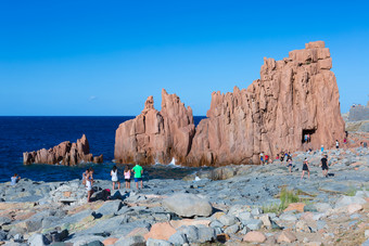 撒丁岛海岸线典型的红色的岩石和悬崖和游客附<strong>近海</strong>arbatax意大利撒丁岛海岸线典型的红色的岩石和悬崖和游客附<strong>近海</strong>arbatax意大利