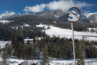 冷杉树雪山和抛物线路镜子反映山与雪冷杉树雪山和抛物线路镜子反映山与雪