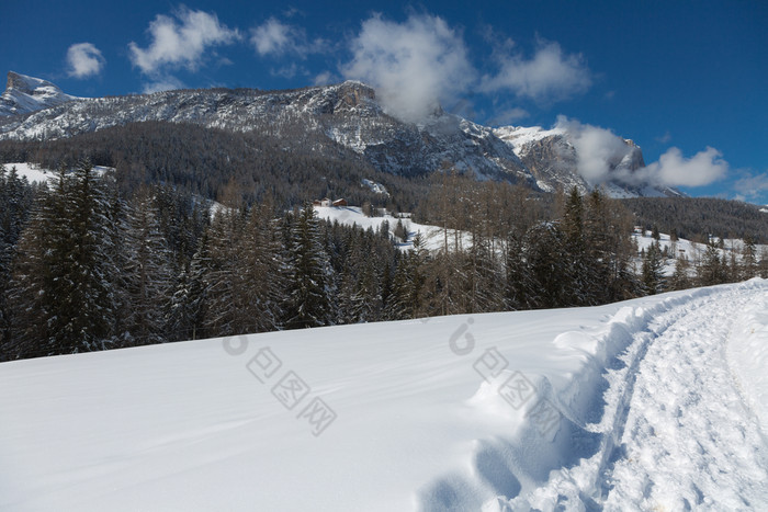 美丽的一天的山与白雪覆盖的冷杉树和雪山全景美丽的一天的山与白雪覆盖的冷杉树和雪山全景