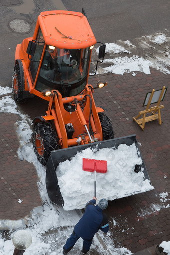 橙色的扫<strong>雪</strong>机的路和<strong><strong>雪</strong>人</strong>填充的拖拉机与<strong>雪</strong>橙色的扫<strong>雪</strong>机的路和<strong><strong>雪</strong>人</strong>填充的拖拉机与<strong>雪</strong>