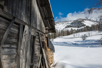 木小屋冬天一天与新鲜的雪的山木小屋冬天一天与新鲜的雪的山