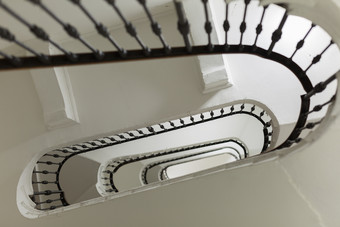 楼梯井从下面白色椭圆形形状楼梯多层建筑楼梯井从下面白色椭圆形形状楼梯多层建筑