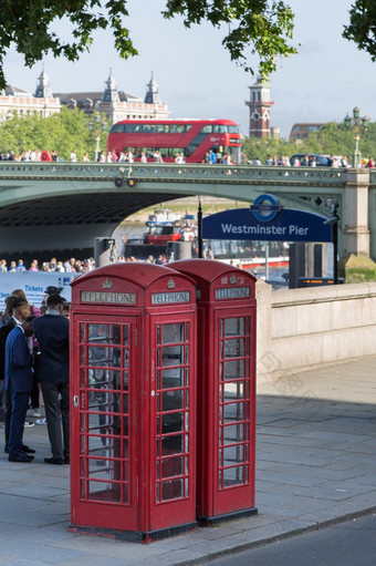 两个古董红色的电话调用盒子和西敏寺桥背景伦敦两个古董红色的电话调用盒子和西敏寺桥背景伦敦