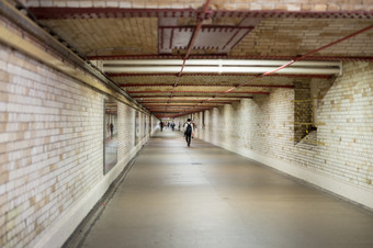 地铁地下通道长隧道与人的道路地铁地下通道长隧道与人的道路