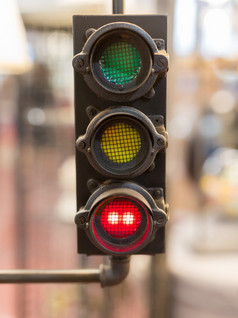 古董交通灯与红色的光街信号古董交通灯与红色的光街信号