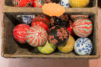 集团色彩斑斓的日本手绘球体内部篮子集团色彩斑斓的日本手绘球体内部篮子