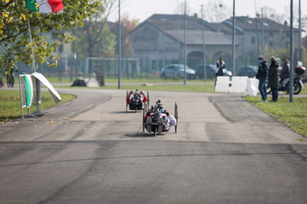 夫妇禁用运动员培训与他们的handbikes跟踪