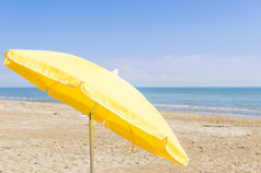 伞的海滩与的海而且天空的背景