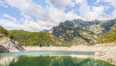 山景观与湖的意大利阿尔卑斯山脉