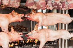 尸体猪肉和其他肉准备串肉扦烹饪烧烤和火