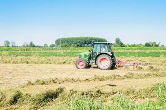 农业工作利用机会拖拉机与摊晒设备