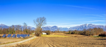 农业冬天全景<strong>小太阳</strong>能权力站意大利阿尔卑斯山脉的背景