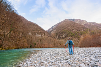 徒步旅行者的银行河徒步旅行向山<strong>漫步</strong>者关于年老