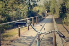 自行车路径和自行车手把特写镜头自行车友好的城市环保运输和健康的生活方式概念