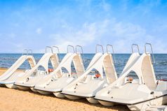 白色系列脚踏船停的海滩