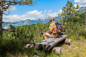 成熟的徒步旅行者关于年老沃克休息漫步者看的山全景活跃的退休