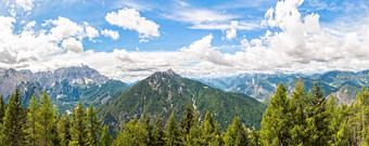披肩山全景与森林蓝色的天空和云意大利阿尔卑斯山脉