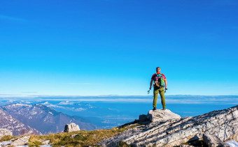 徒步旅行者的前山旅行体育运动生活方式概念