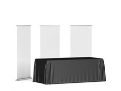 空白贸易展桌布与上卷横幅一边插图孤立的白色背景