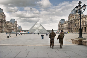 巴黎法国视图著名的<strong>罗浮宫</strong>博物馆与<strong>罗浮宫</strong>金字塔和milirary男人。