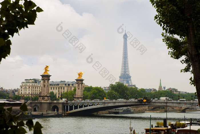 巴黎桥与埃菲尔铁塔塔的背景巴黎法国巴黎桥与埃菲尔铁塔塔的背景