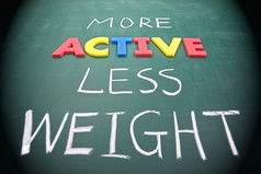 更多的活跃的少重量健康的概念黑板上