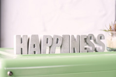 灰色的信意味着幸福放置绿色塑料董事会水平工作室拍摄信消息传递幸福