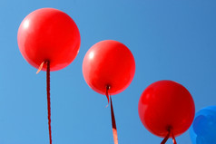红色的气球对的天空