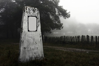 单墓碑上附近多雾的路